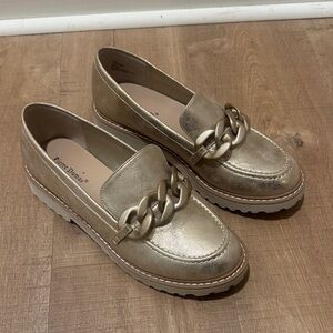 NWOT Pierre Dumas Metallic Gold Chain Mora Loafers